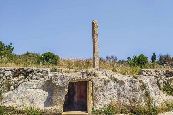 Menhir e Cripta di San Paolo